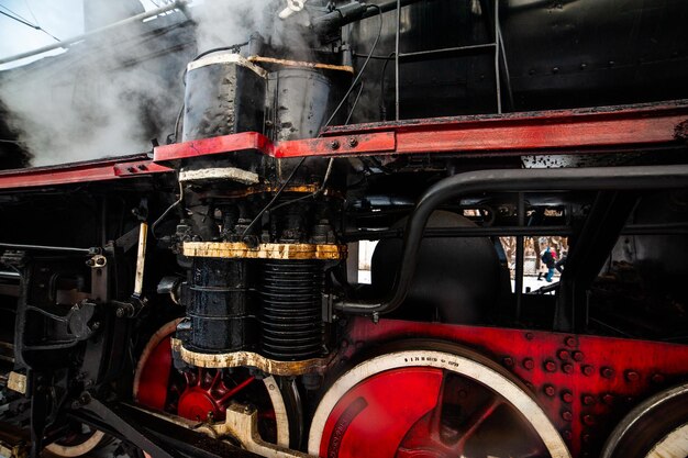 Pożar w starej lokomotywowni w Katowicach. Gęsty dym nad miastem, około 50 strażaków w akcji